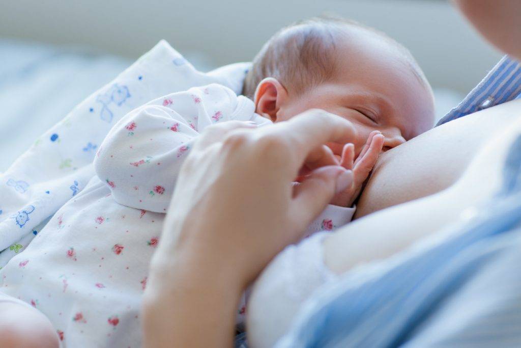 Кормление новорожденных в первые дни жизни - графики кормления смесью и грудью, мнение комаровского (видео)