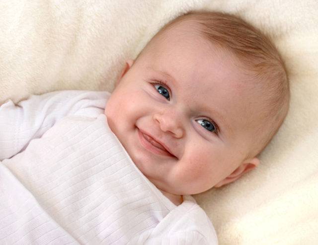 Когда ребенок начинает улыбаться осознанно?
