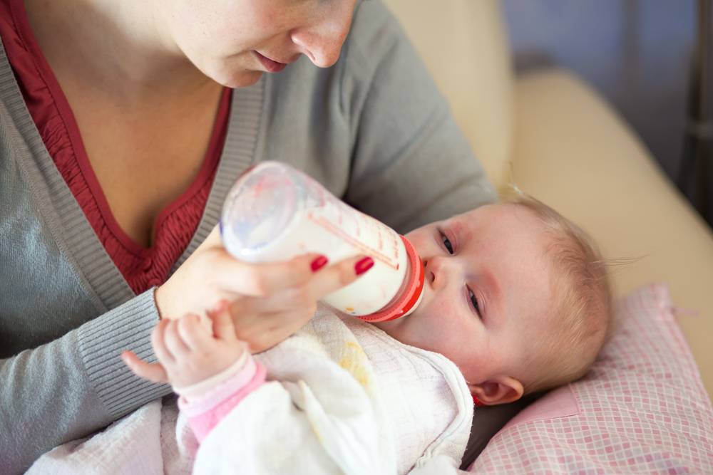Срыгивание у новорожденных после кормления: причины, почему ребенок срыгивает