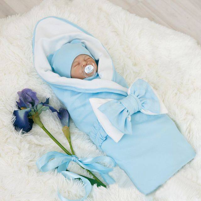 В чем выписывать новорожденного ребенка из роддома зимой: что одеть, вещи под конверт