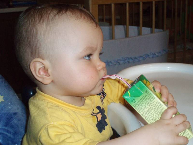 Как научить ребенка пить с трубочки: в 8 и 9 месяцев, в год, для чего необходимо