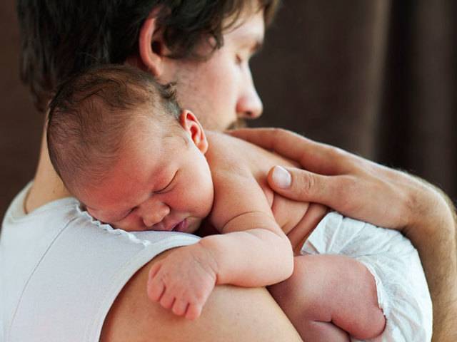 Как правильно держать новорожденного ребенка — все позы и способы