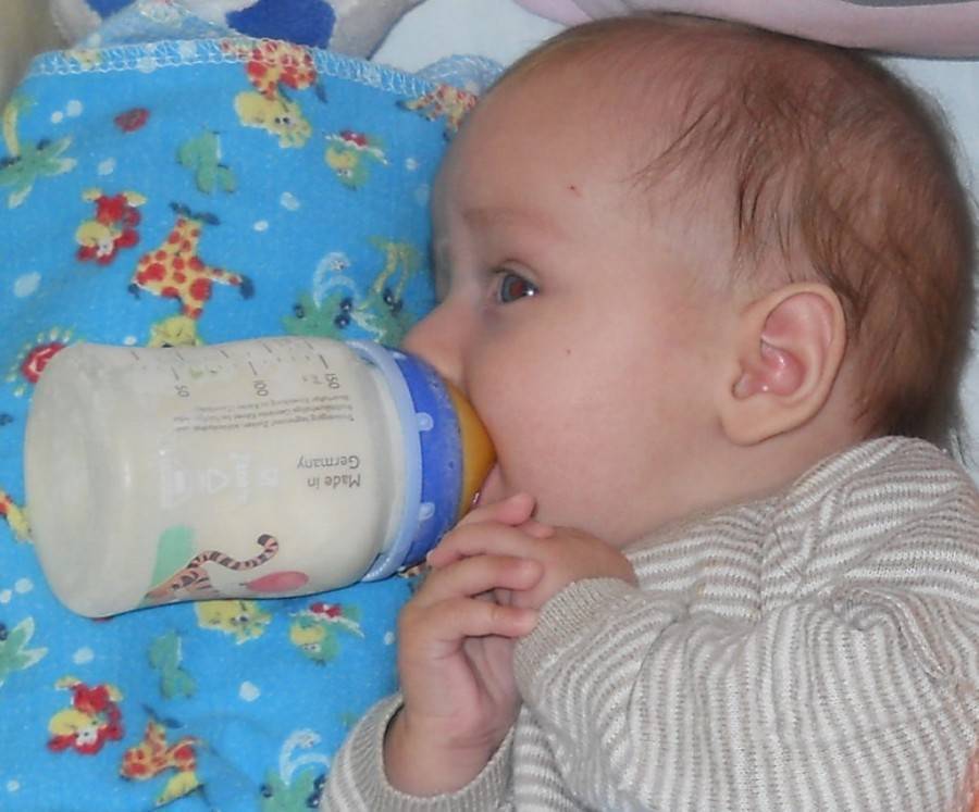 Грудничок срыгивает створоженным молоком почему – здоров ли малыш?