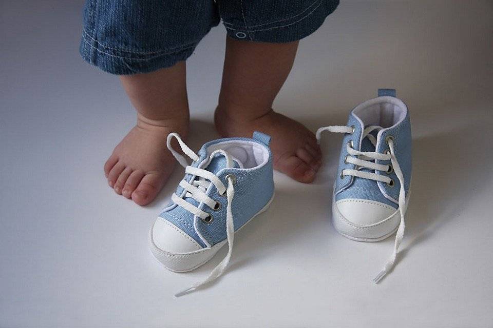Первые шаги ребенка: какая обувь для этого нужна, ее размер. рекомендации евгения комаровского