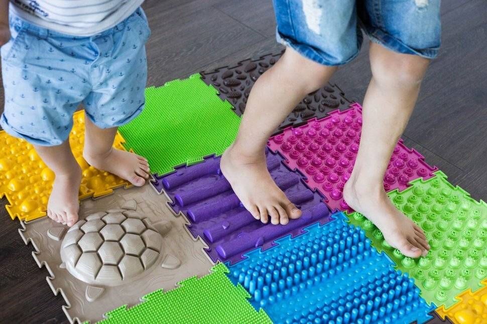 Виды массажных ортопедических ковриков для стоп детей