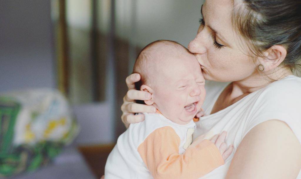 12 причин беспокойства ребенка при кормлении грудью. почему ребенок плачет во время кормления грудью