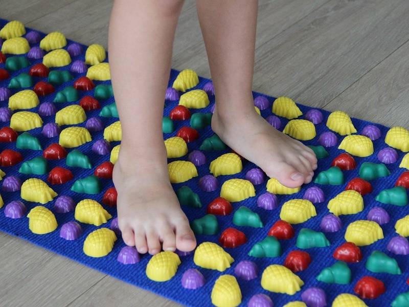 Купить детский ортопедический массажный коврик пазл для ног (8 элементов) (арт. 1001) в москве, цены в интернет-магазине стельки.ру