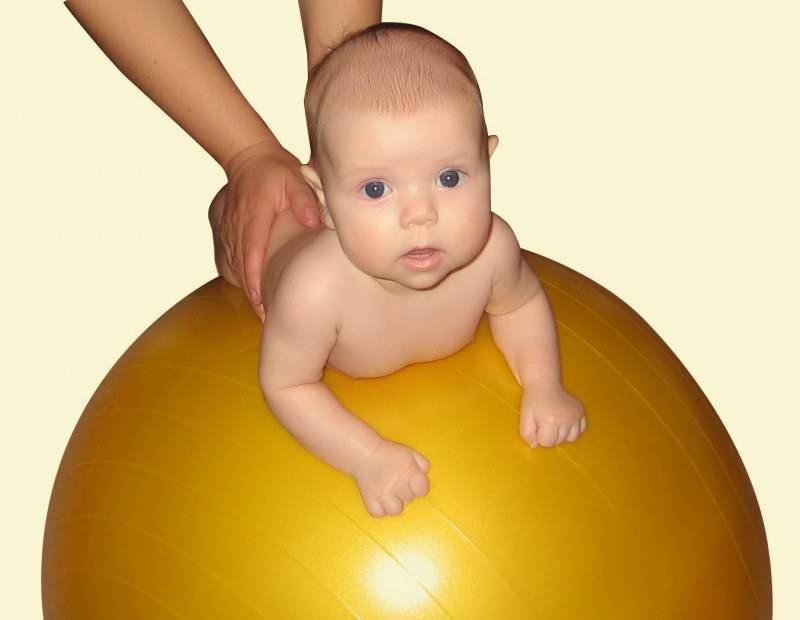 Все об укачивании грудничка на фитболе: каким способом усыпить малыша