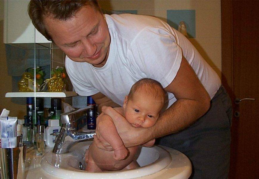 Как правильно держать новорожденного ребенка при подмывании?