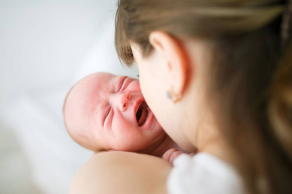 Новорожденный тужится и краснеет, кровоизлияние у младенца