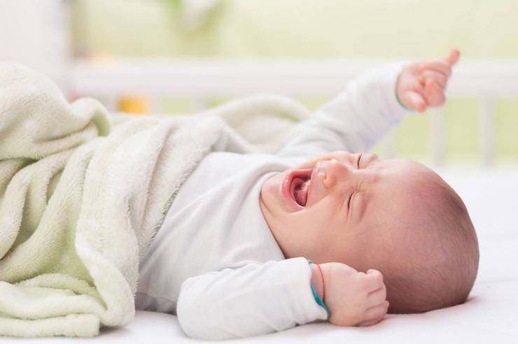 Новорожденный ребенок кряхтит, выгибается и краснеет - причины и решение