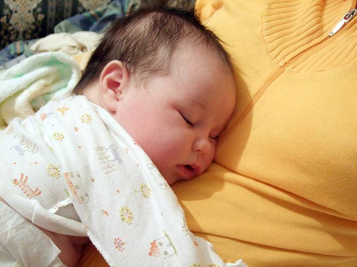 Нужно ли будить новорожденного днем для кормления | babytut