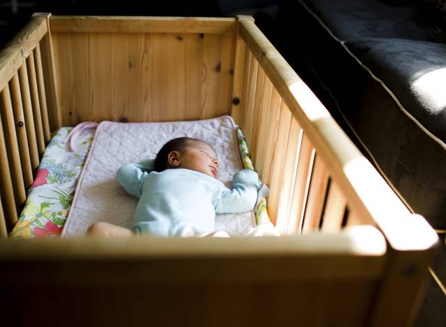 Как приучить ребенка-грудничка спать в своей кроватке