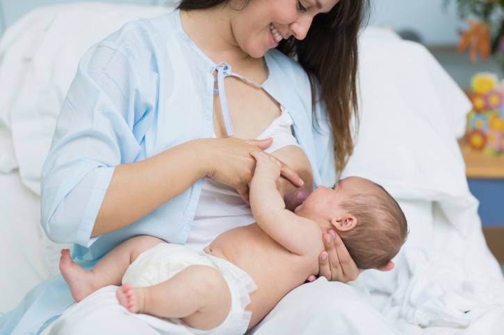 Что нужно делать если новорожденный подавился молоком?
