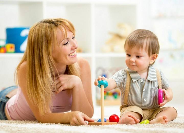 Как развивать ребенка в 8 месяцев и чему его учить?