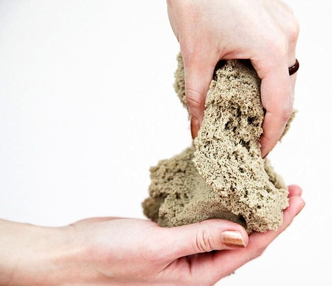 Кинетический песок для детей: что это такое, чем отличается от космического, что с ним можно делать?