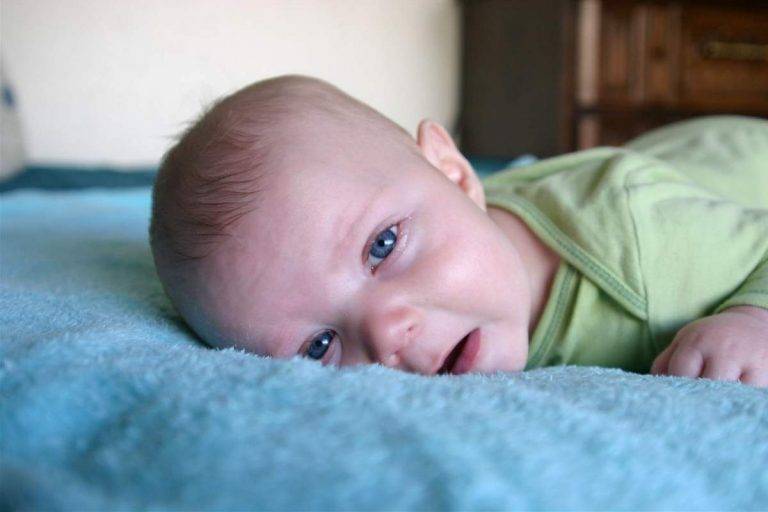 Ребенок в 3 месяца плохо спит ночью и днем: советы врачей