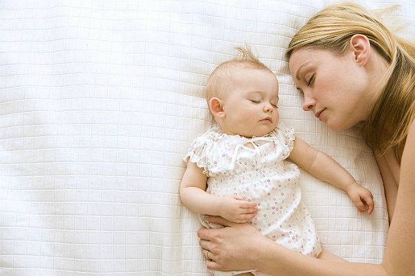 Совместный сон с малышом до года - стоит ли допускать