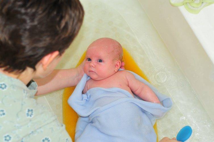 Как долго купать новорожденного в кипяченой воде: нужно ли и насколько обязательно проводить такую процедуру, когда ребенка можно начинать мыть под краном?