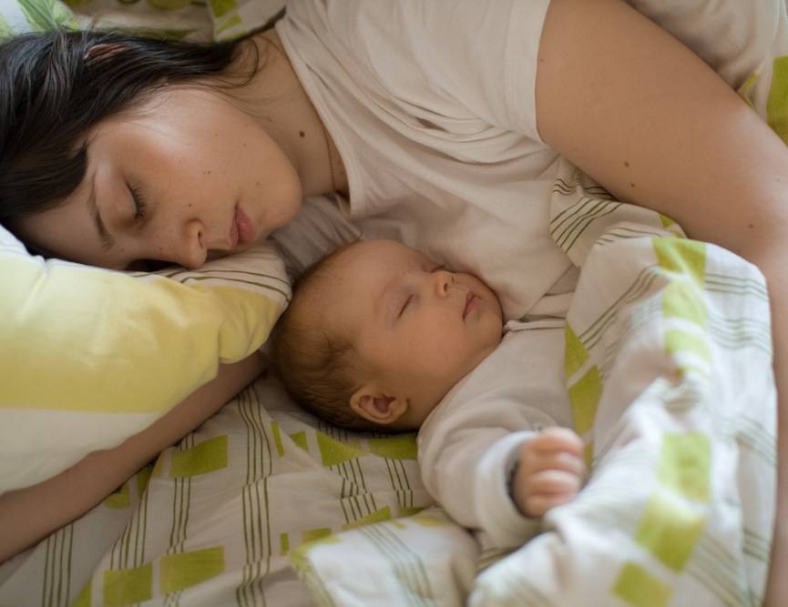 Совместный сон родителей с новорожденным ребенком и грудничком: взвешиваем все “за и против”