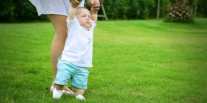 Учим ребенка ходить: советы и упражнения