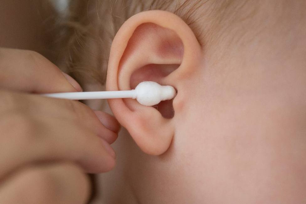 Как почистить уши ребенку от серы?