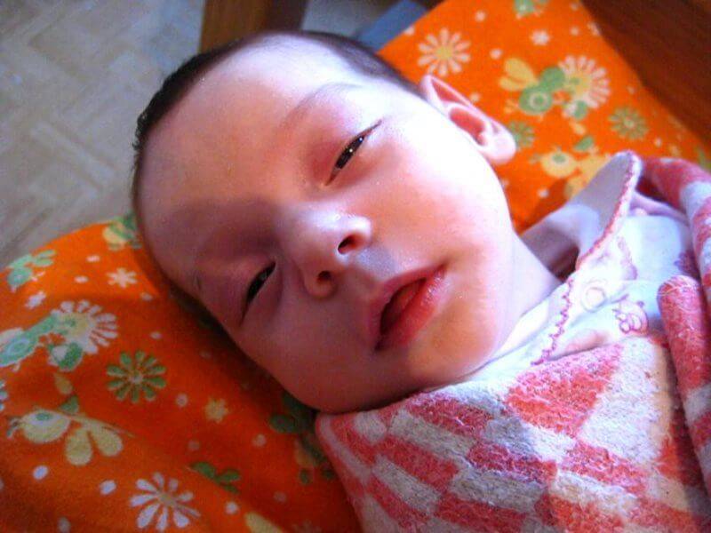 Почему новорожденный закатывает глаза, когда засыпает — стоит ли беспокоиться?