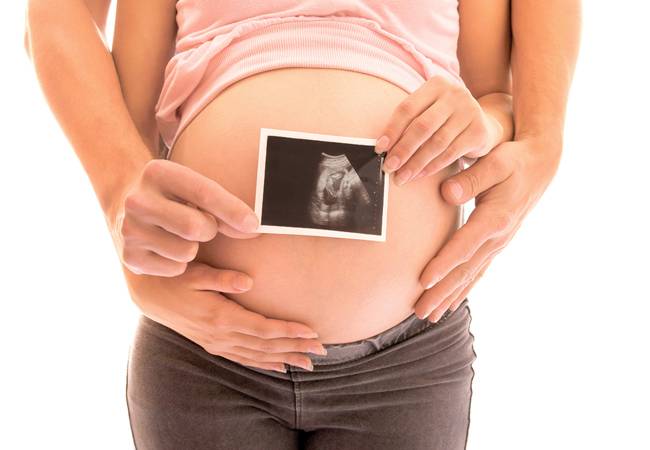 Как определить по шевелениям: как лежит ребенок в утробе матери | беременность