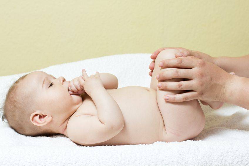 Почему новорожденный ребенок пукает и плачет — болезненные газы