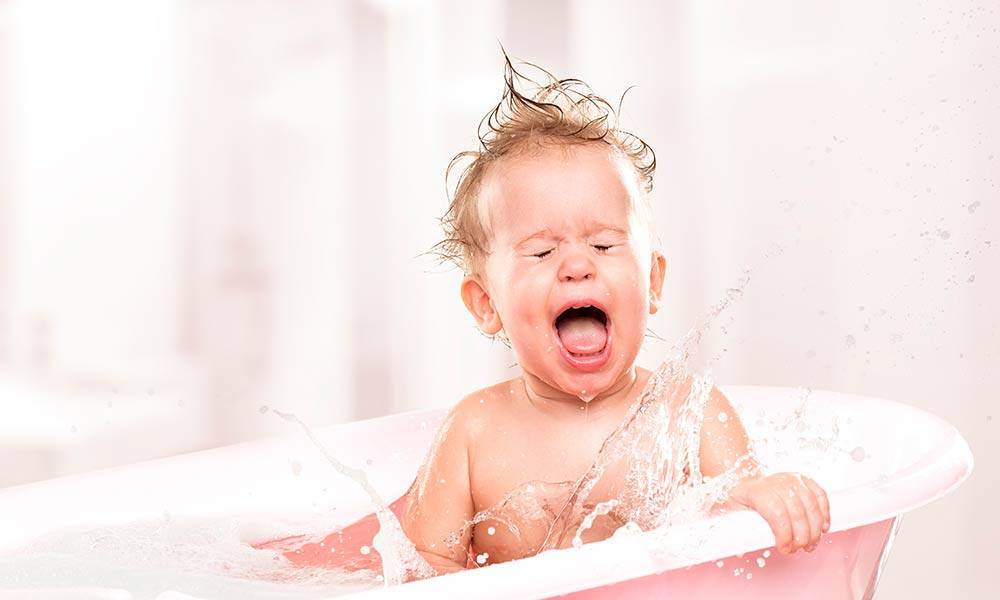 Почему грудной ребенок сильно плачет после купания?
