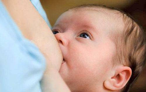 До скольки кормить ребенка грудным молоком?