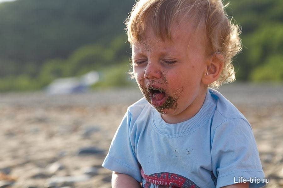 Ребенок ест песок: баловство или нехватка витаминов?
