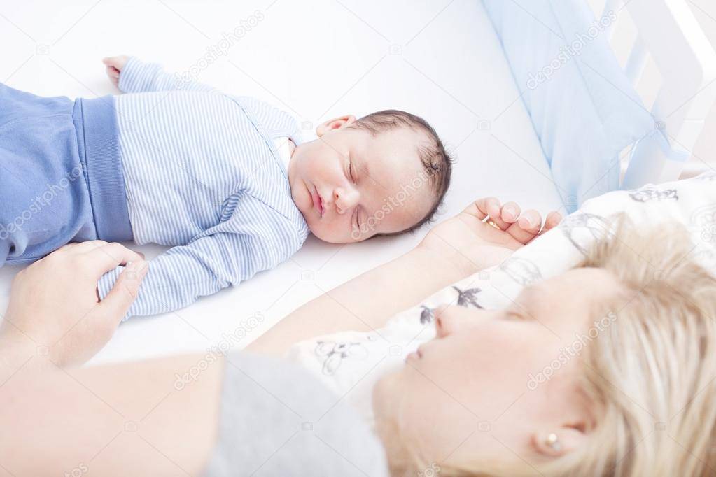 Почему ученые советуют спать вместе с младенцем