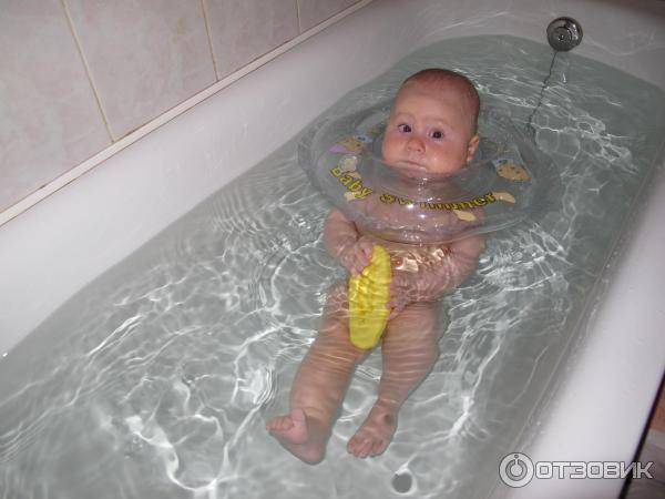 Купание ребёнка в ванночке с горкой