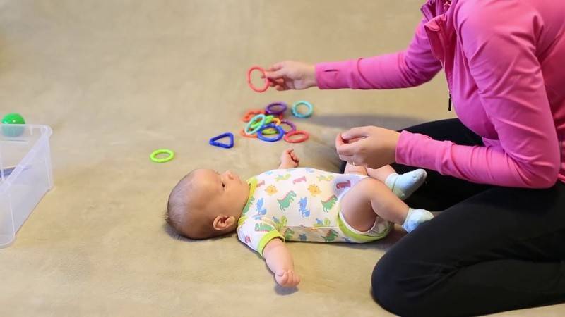 Как развивать ребенка в 2 месяца: занятия, игрушки, игры для 2-месячного крохи