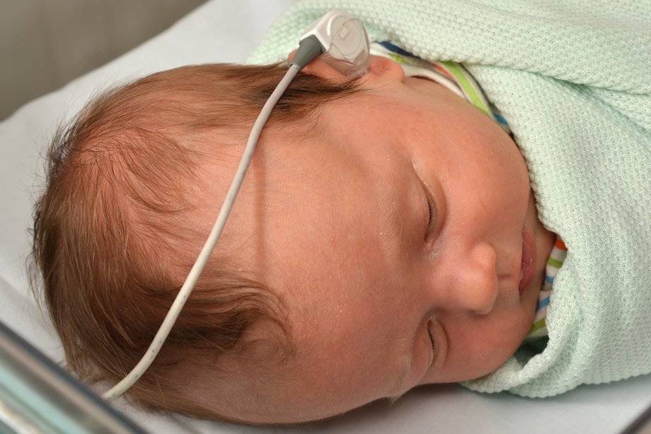 Проверка слуха у новорожденных в роддоме аппаратом и результаты исследования
