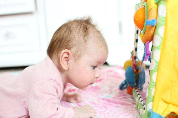 Развитие ребенка 4 месяца жизни. календарь развития