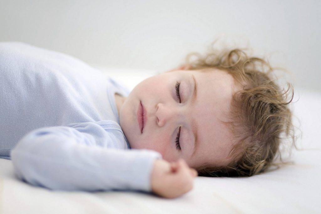 Новорожденный во сне не закрывает рот: возможные причины, что делать родителям