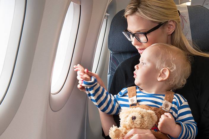 Перелет с грудничком на самолете: отдых с маленьким ребенком, выбор коляски для путешествий