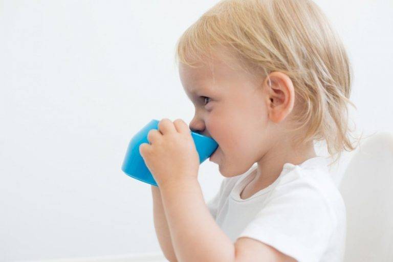 Как научить ребенка пить из трубочки и чем это удобно