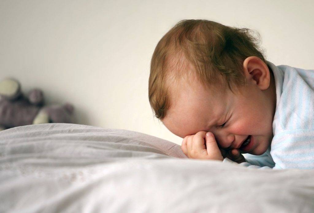 От чего плачет 4 месячный ребенок + какие нормы, что можно сделать?