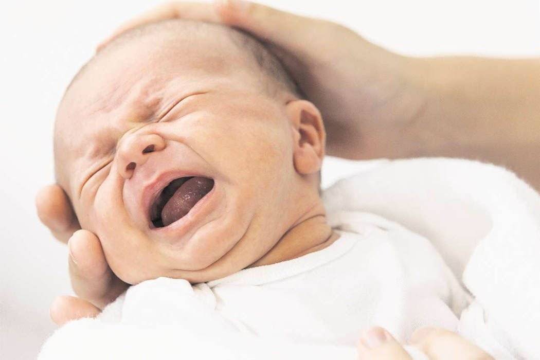 Ребенок в 5 месяцев постоянно капризничает, плачет и орет без причины: что делать