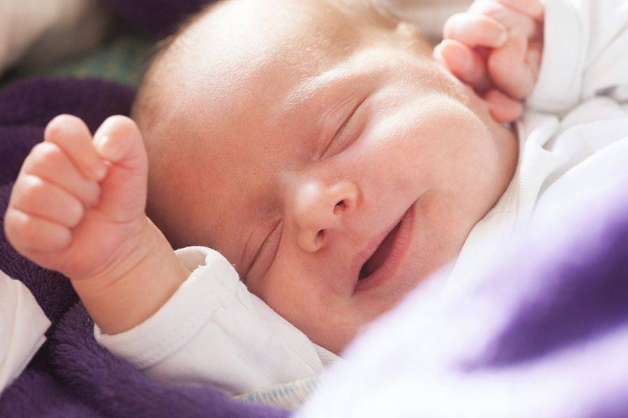 Почему новорожденные улыбаются во сне — причины