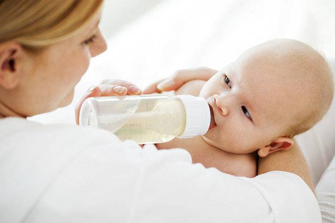 Почему ребенок срыгивает свернувшимся молоком?