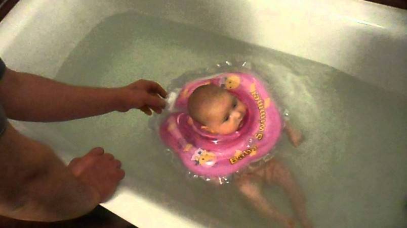 Круг для купания новорожденных: польза или вред, правила выбора и использования - впервые мама