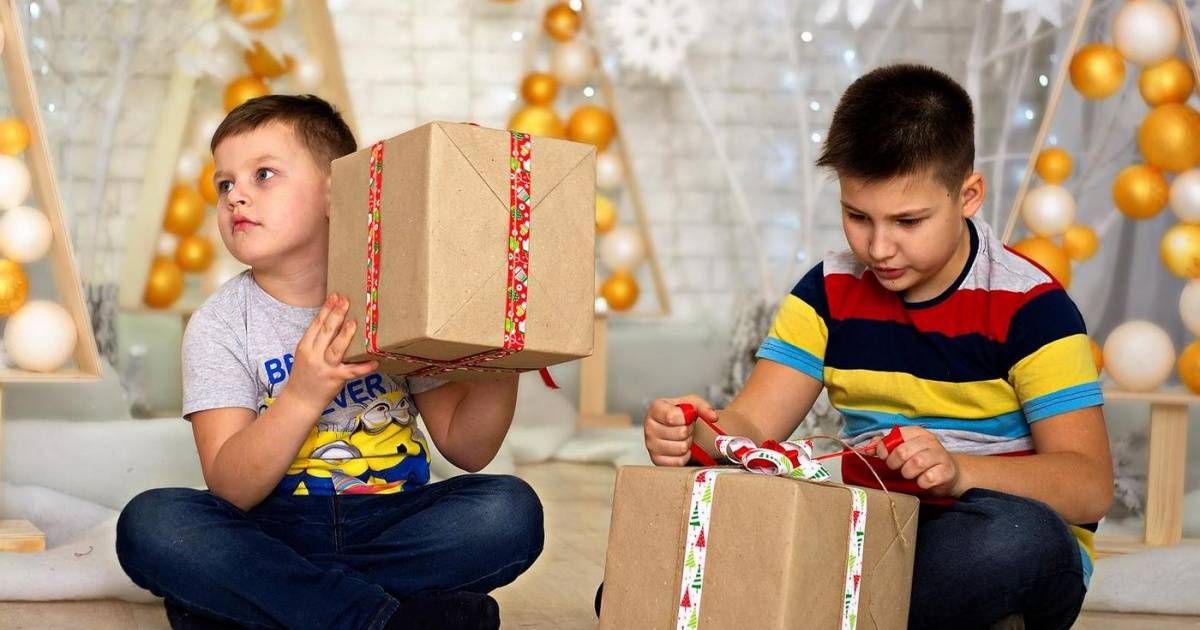 Что подарить мальчику на 2 года: подборка лучших подарков на день рождения