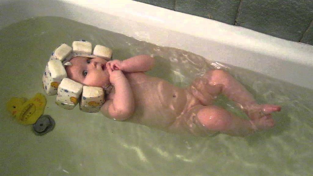 Мочить или не мочить уши при купании новорожденного