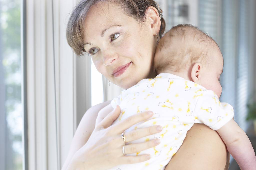 Советы для молодой мамы: как правильно держать новорожденного ребенка