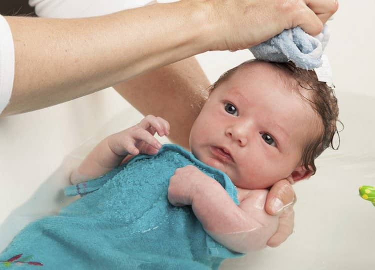Советы гинеколога: как ухаживать за новорожденной девочкой?