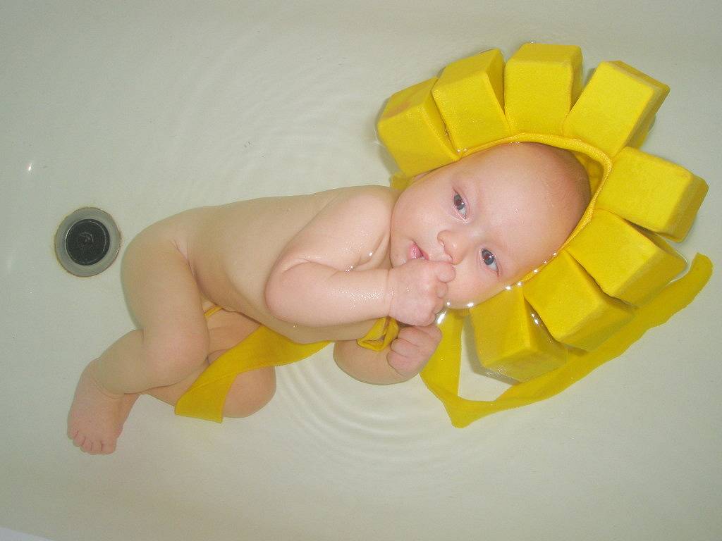 Шапочка для купания младенцев: предназначение и разновидности, правила выбора